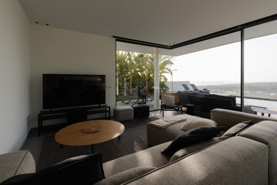Communal lounge/ TV room, Natural landscape, TV and multimedia, View (from property/room), Balcony/Terrace, Living room, Seating area, Evening entertainment