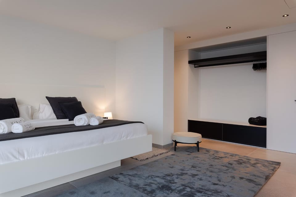 Bed, TV and multimedia, Living room, Photo of the whole room, Seating area, Bedroom, air conditioner