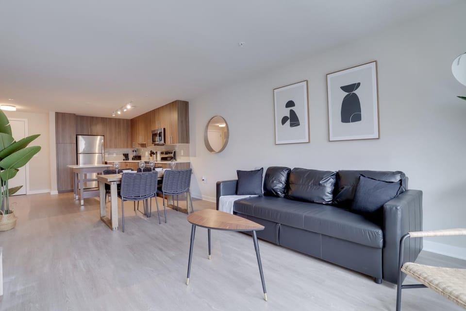 Kitchen or kitchenette, Living room, Seating area, Dining area, minibar, pet friendly, stove