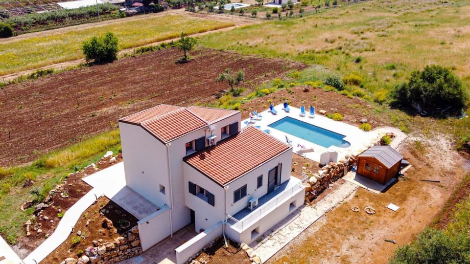 Property building, Day, Natural landscape, Bird's eye view, Garden, Garden view, Pool view, Swimming pool, sunbed