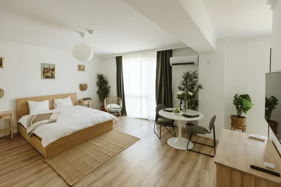 Bed, Photo of the whole room, Seating area, Dining area, Bedroom, air conditioner