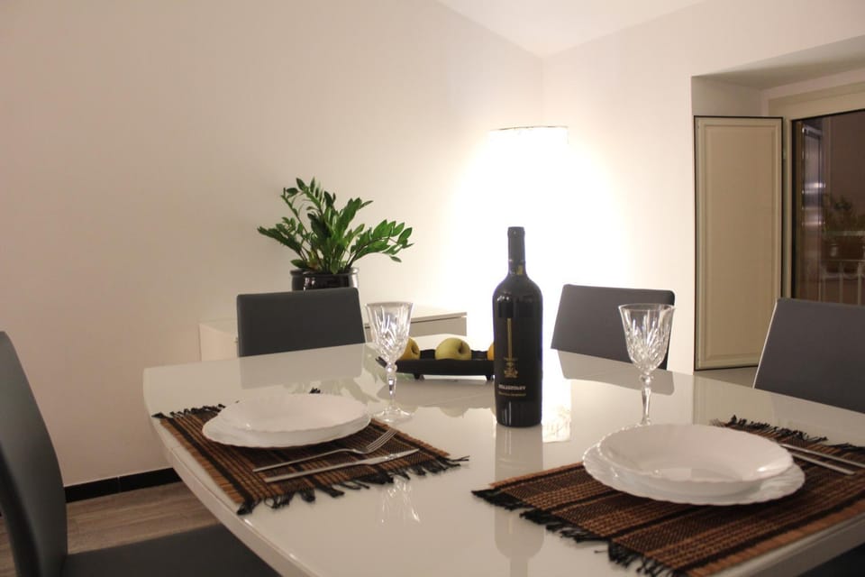 Seating area, Dining area