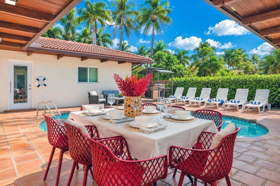 Patio, Seating area, Dining area, Swimming pool, sunbed