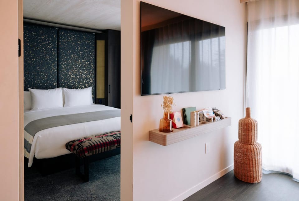 Bed, TV and multimedia, Bedroom