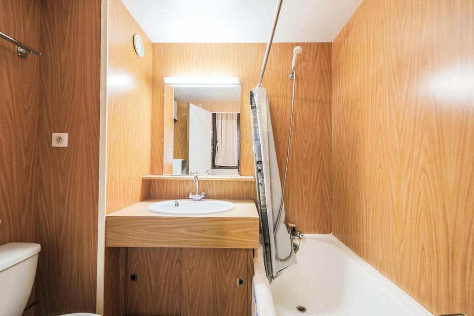 Shower, Toilet