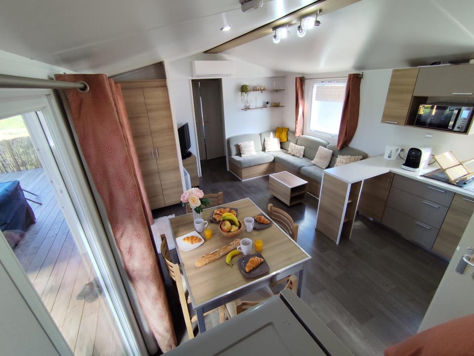 Kitchen or kitchenette, Living room
