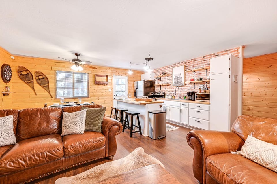 Forest Views & Fire Pit: Cozy Pine Cabin Cabin in Strawberry