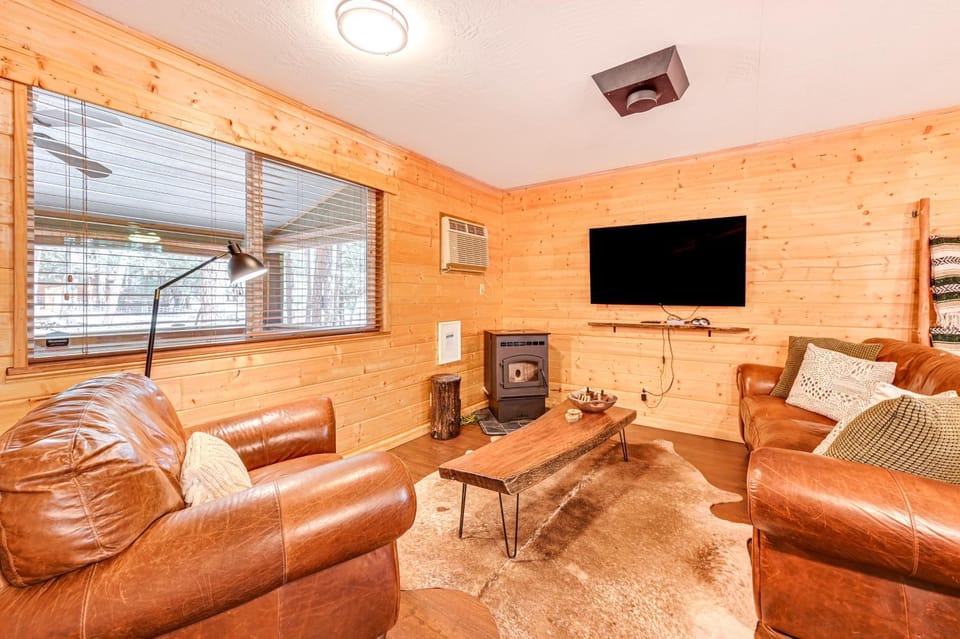 Forest Views & Fire Pit: Cozy Pine Cabin Cabin in Strawberry