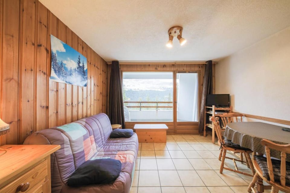 Bed, kitchen