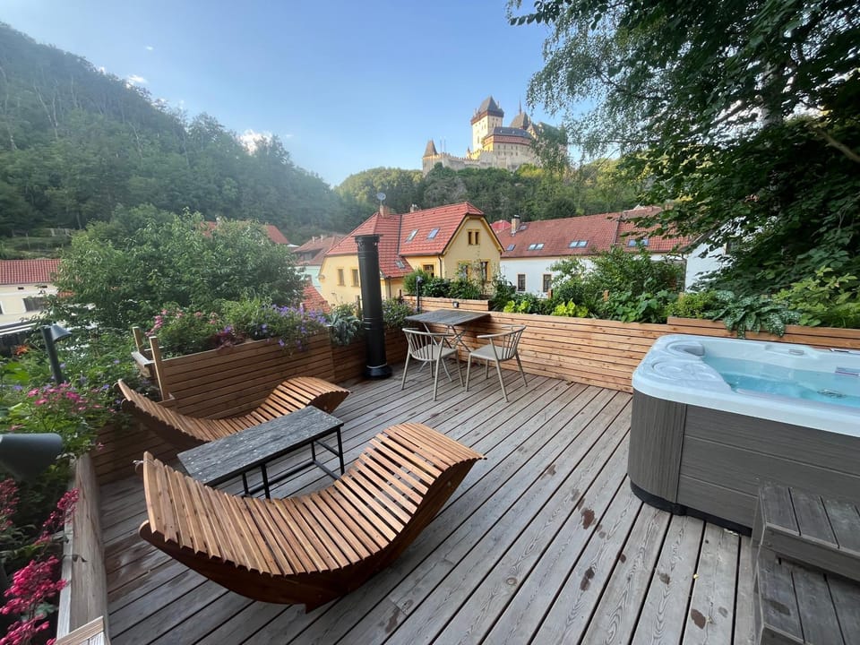 Hot Tub, Balcony/Terrace, Landmark view, Street view