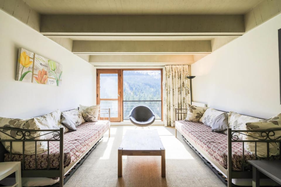 Bed, Living room, fireplace