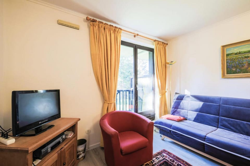 Bed, Living room