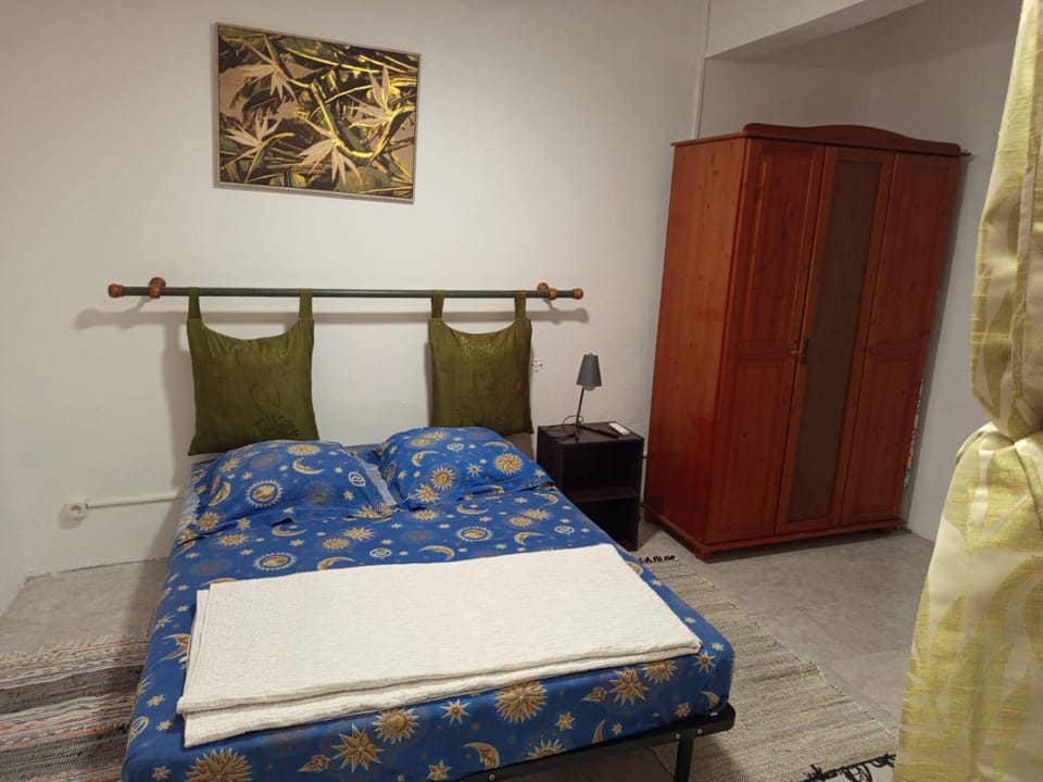 Photo of the whole room, Bedroom, wardrobe