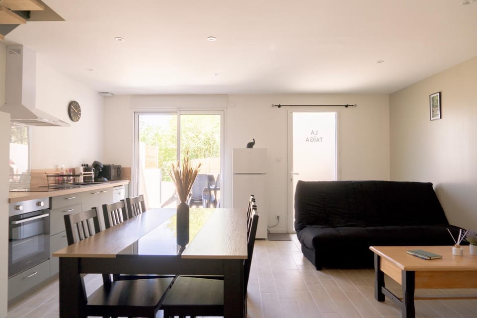 Seating area, Dining area, kitchen