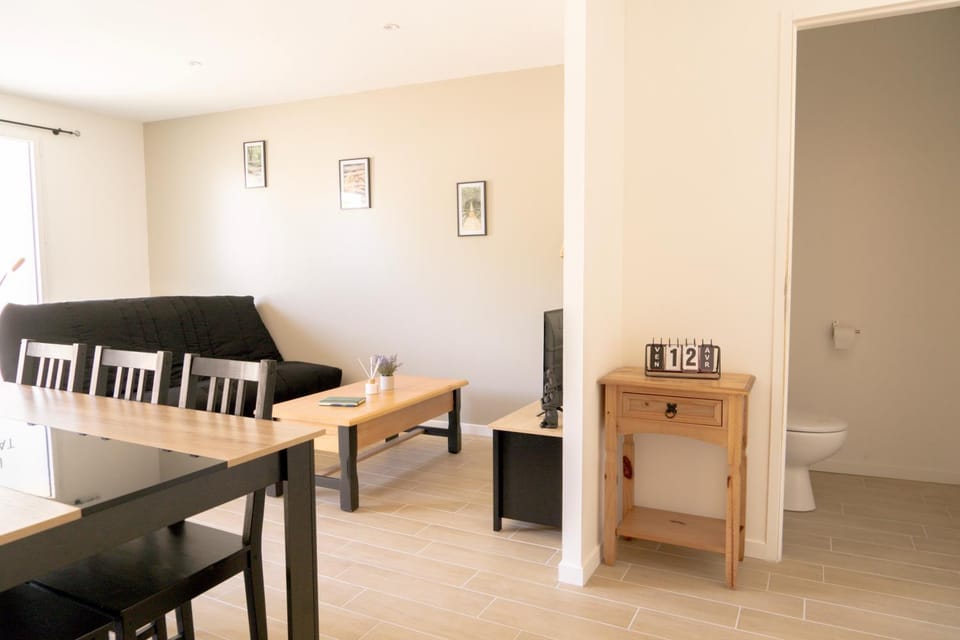 Toilet, Living room, Seating area, Dining area