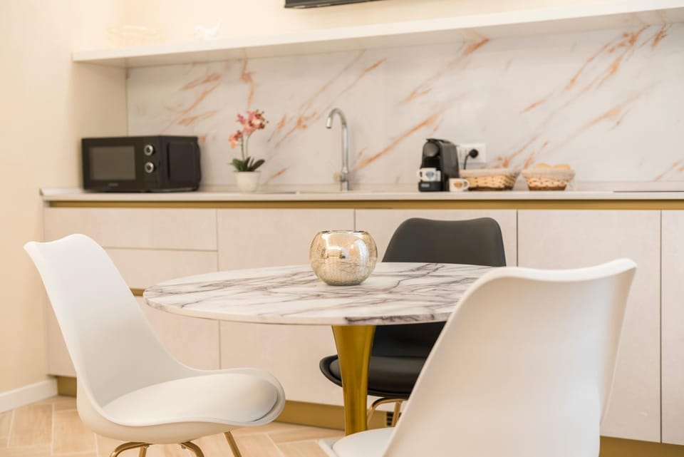 Coffee/tea facilities, Kitchen or kitchenette, Dining area, minibar