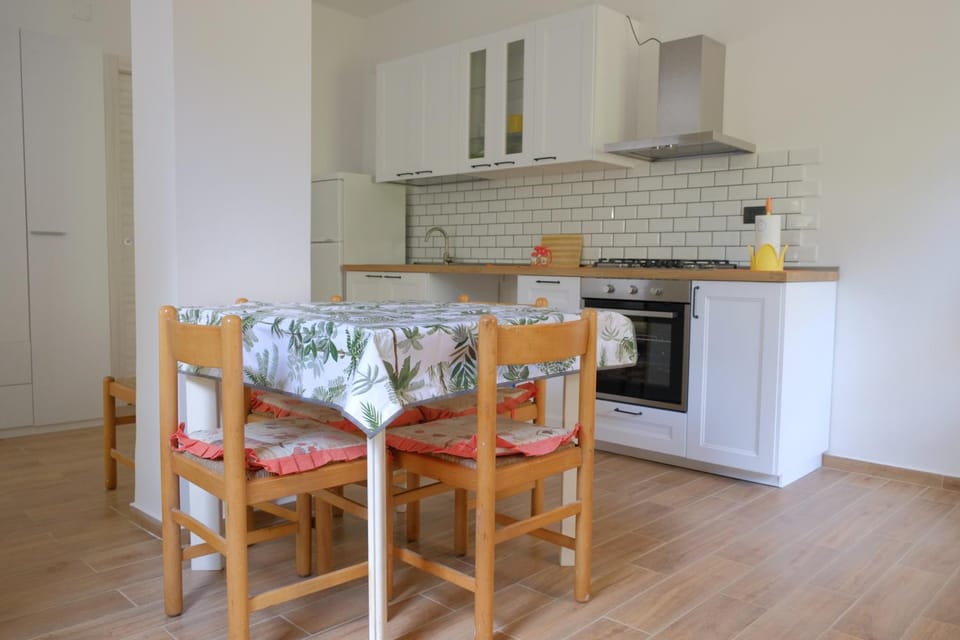 Kitchen or kitchenette, oven, washing machine