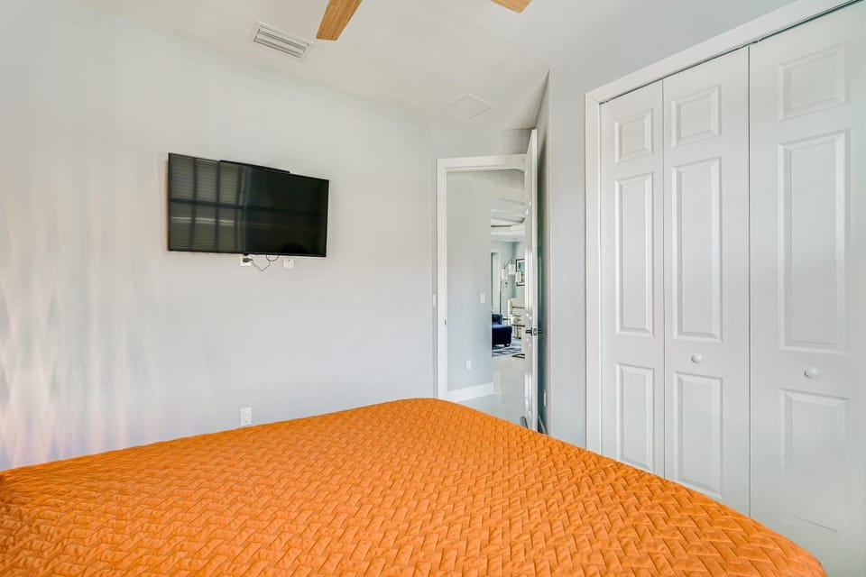 8 Mi to Dtwn: Canalfront Home in Cape Coral! House in Cape Coral