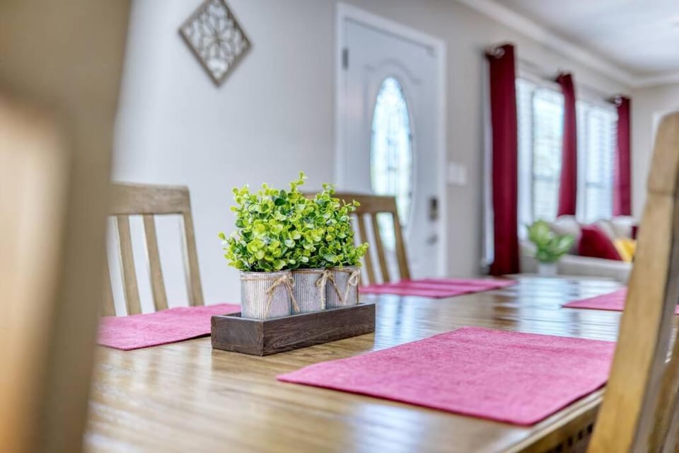 Family Retreat Near Ft Benning- Playground, Deck, Sleeps 8 House in Columbus