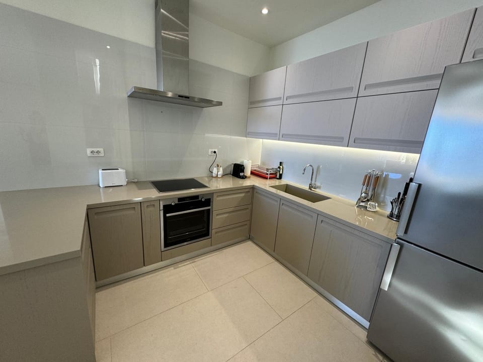 Kitchen or kitchenette, minibar, stove, toaster