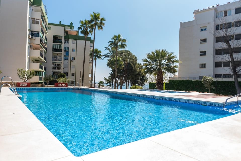 Day, Swimming pool