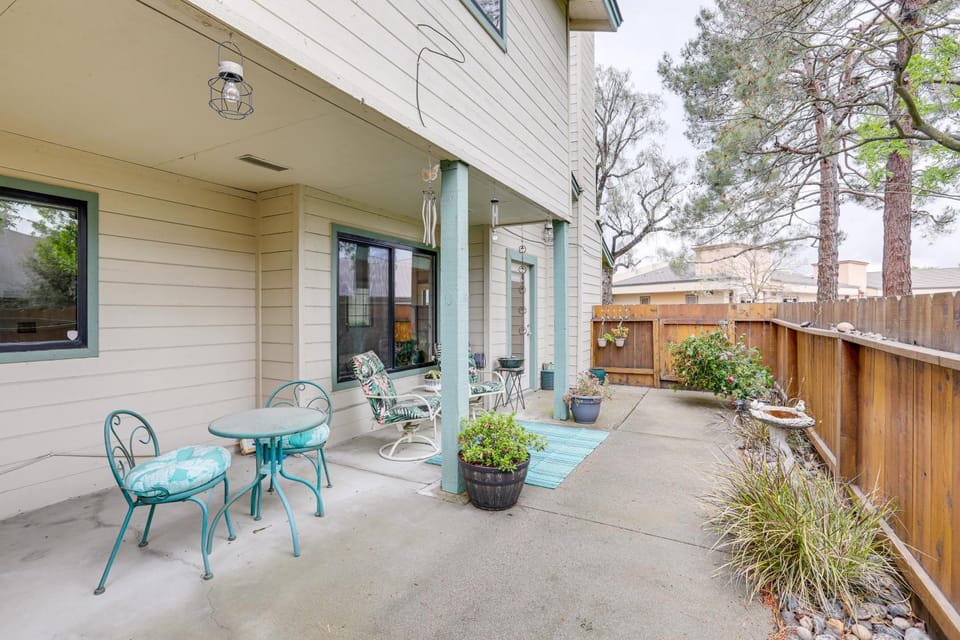 Work & Unwind! Stockton Townhome Near Med Centers House in Stockton