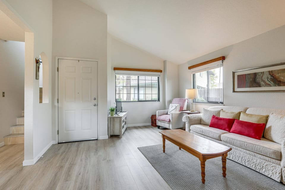 Work & Unwind! Stockton Townhome Near Med Centers House in Stockton
