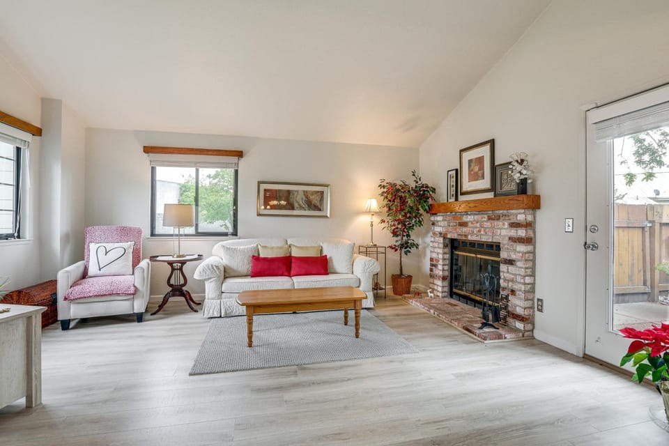 Work & Unwind! Stockton Townhome Near Med Centers House in Stockton