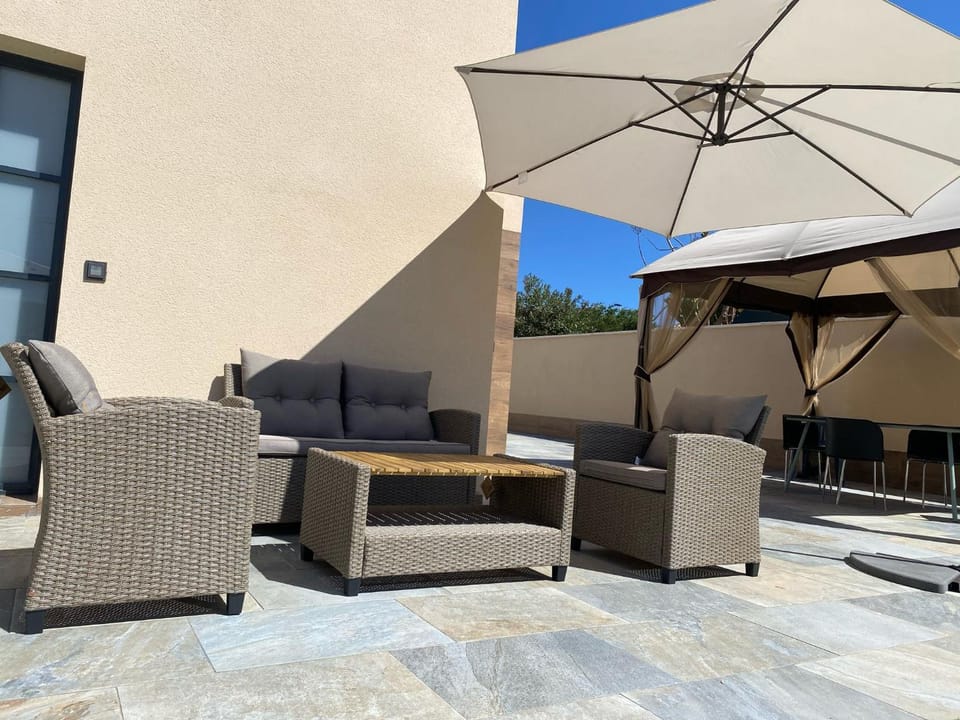 Patio, Living room