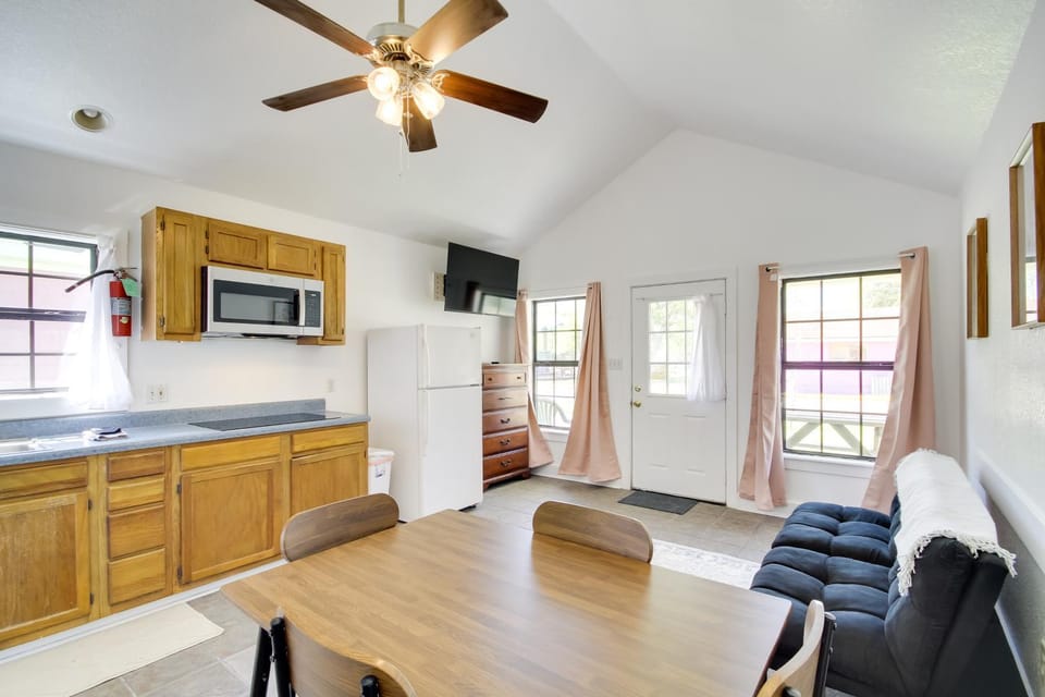 Charming Biloxi Studio w/ Community Pool & Lake! Apartment in Biloxi