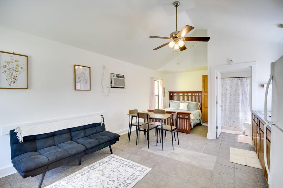Charming Biloxi Studio w/ Community Pool & Lake! Apartment in Biloxi