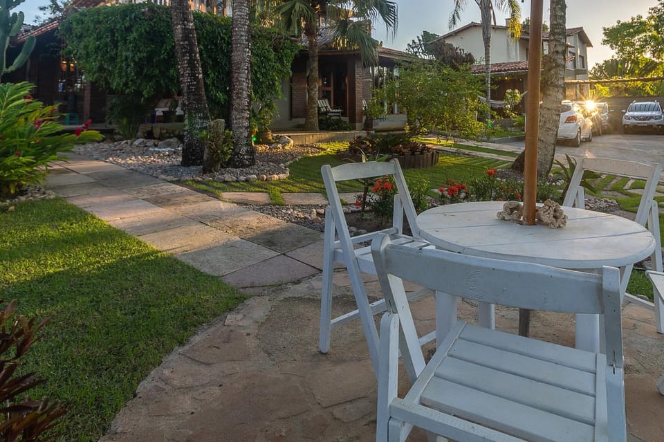 Property building, Spring, Day, Garden, Dining area, Garden view, Parking