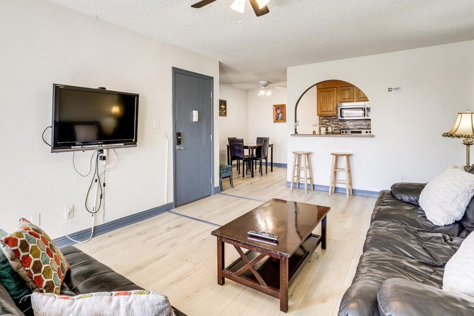WFH-Friendly Las Vegas Condo: 2 Mi to Strip! House in Paradise