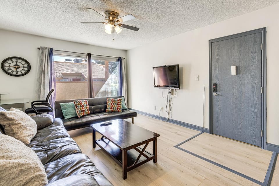 WFH-Friendly Las Vegas Condo: 2 Mi to Strip! House in Paradise