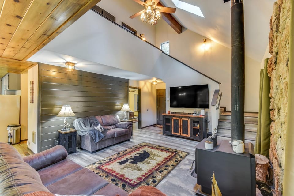 2 Mi to Mi-Wuk Village Cabin with Large Deck Cabin in Mi Wuk Village