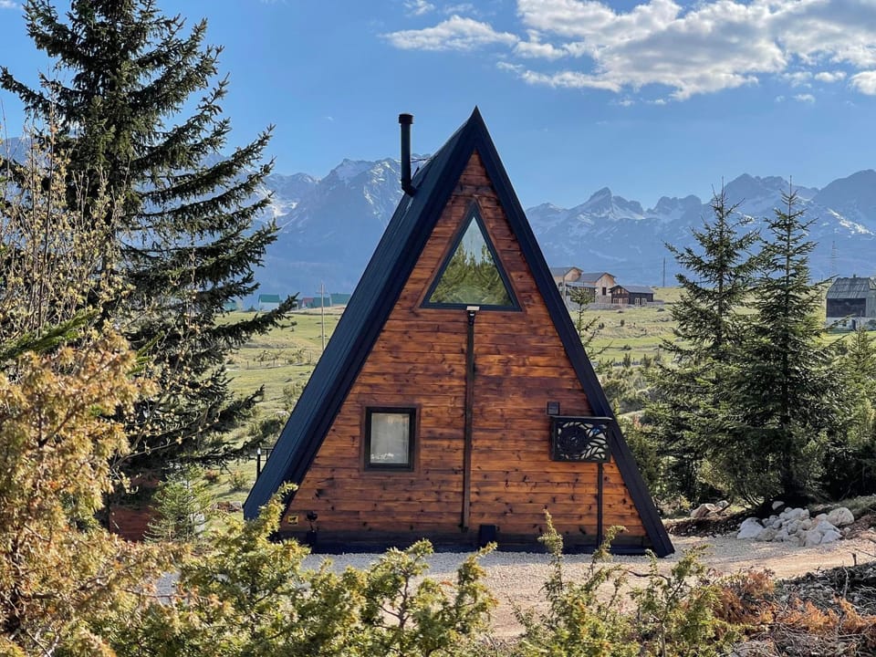 Property building, Nearby landmark, Facade/entrance, Spring, Day, Natural landscape, Garden, Garden view, Landmark view, Mountain view, Parking