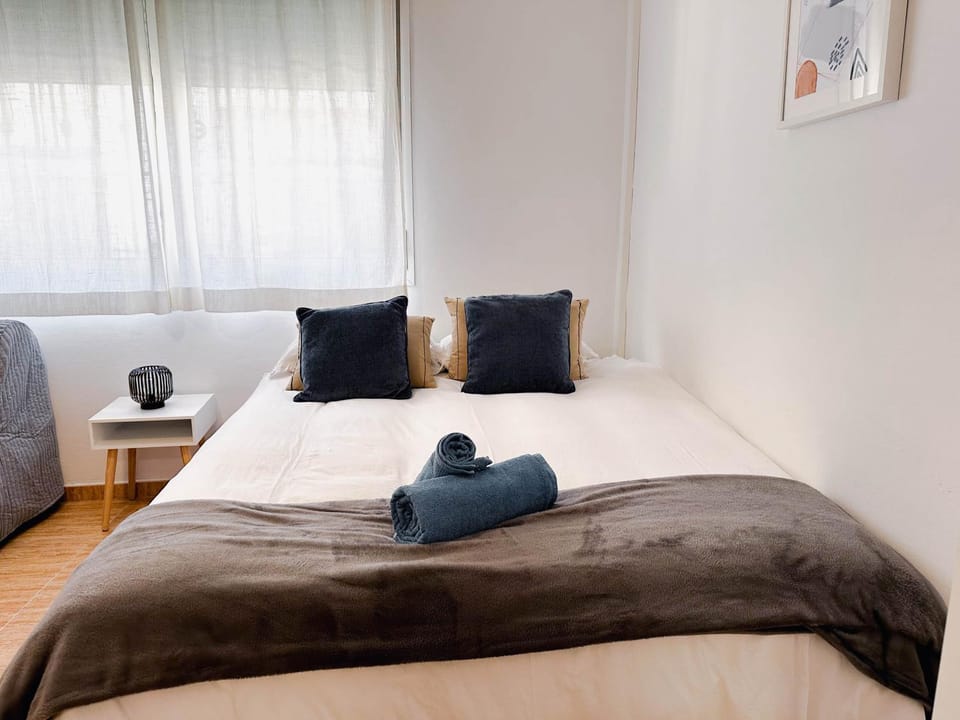 Bed, towels