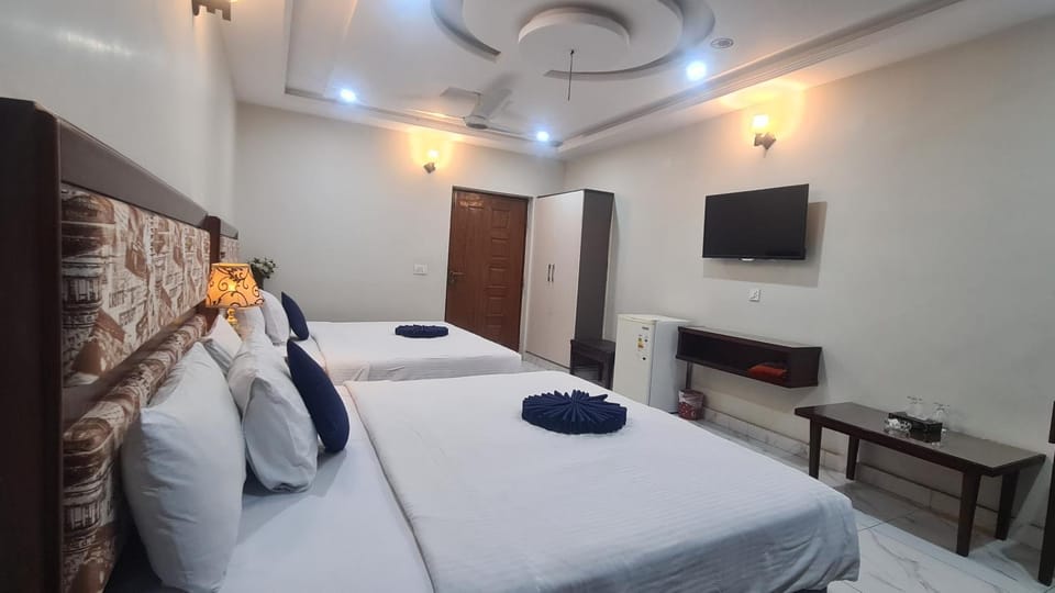 Communal lounge/ TV room, Bed, TV and multimedia, Photo of the whole room, Bedroom, fireplace, air conditioner