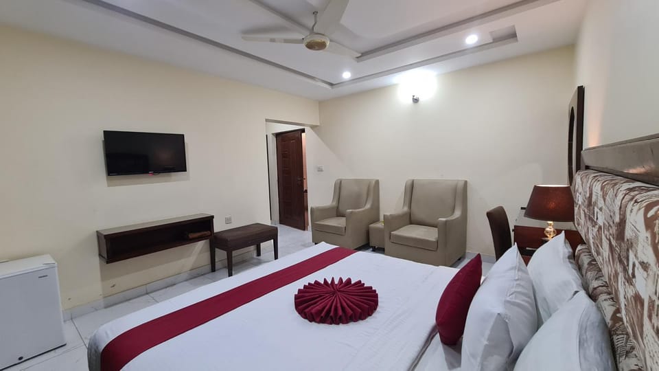 Communal lounge/ TV room, Bed, TV and multimedia, Living room, Photo of the whole room, Seating area, Evening entertainment, Bedroom, fireplace, hair dresser, air conditioner