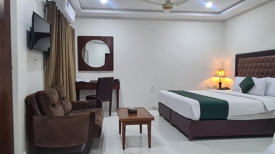 Bed, TV and multimedia, Living room, Photo of the whole room, Seating area, Bedroom, fireplace, air conditioner