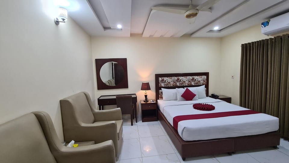 Bed, Living room, Photo of the whole room, Seating area, Bedroom, fireplace, air conditioner