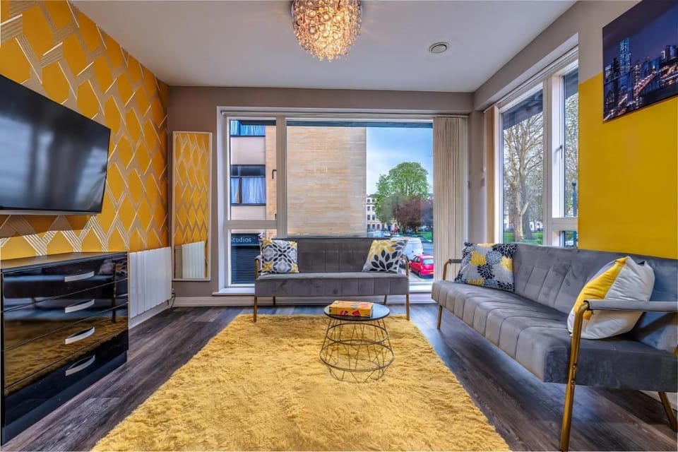 Communal lounge/ TV room, TV and multimedia, Living room, Seating area, Evening entertainment