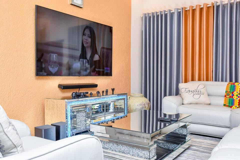Communal lounge/ TV room, TV and multimedia, Living room, Seating area, Evening entertainment