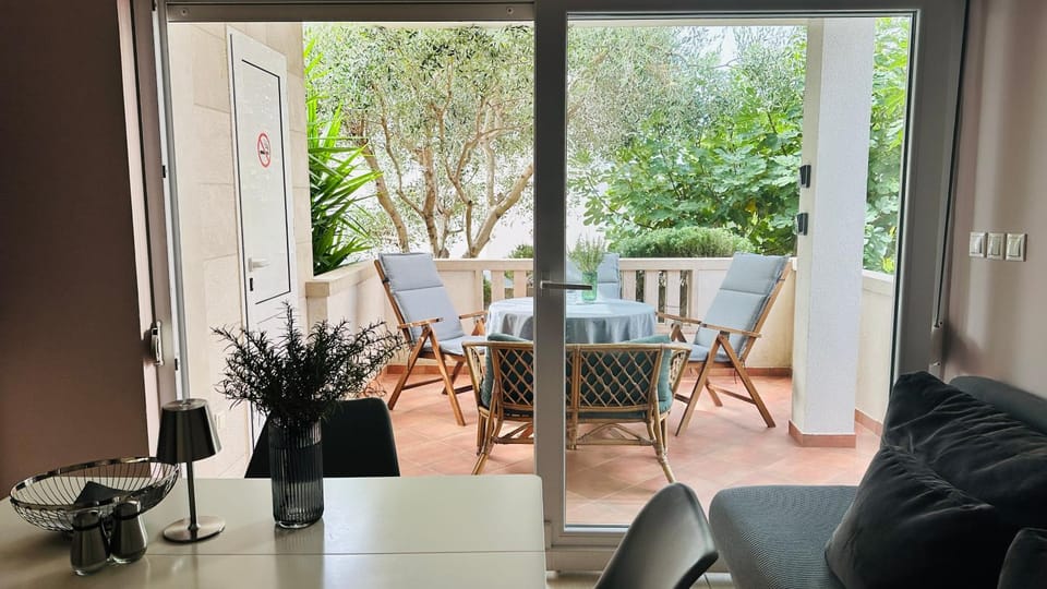 Garden, View (from property/room), Balcony/Terrace, Living room, Seating area, Dining area, Garden view