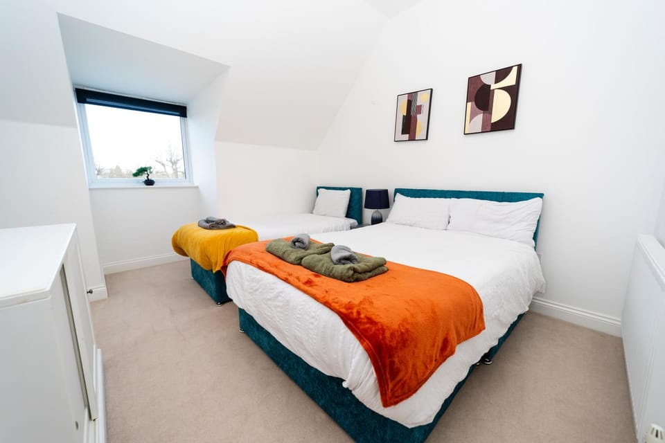 Bed, Photo of the whole room, Bedroom, towels