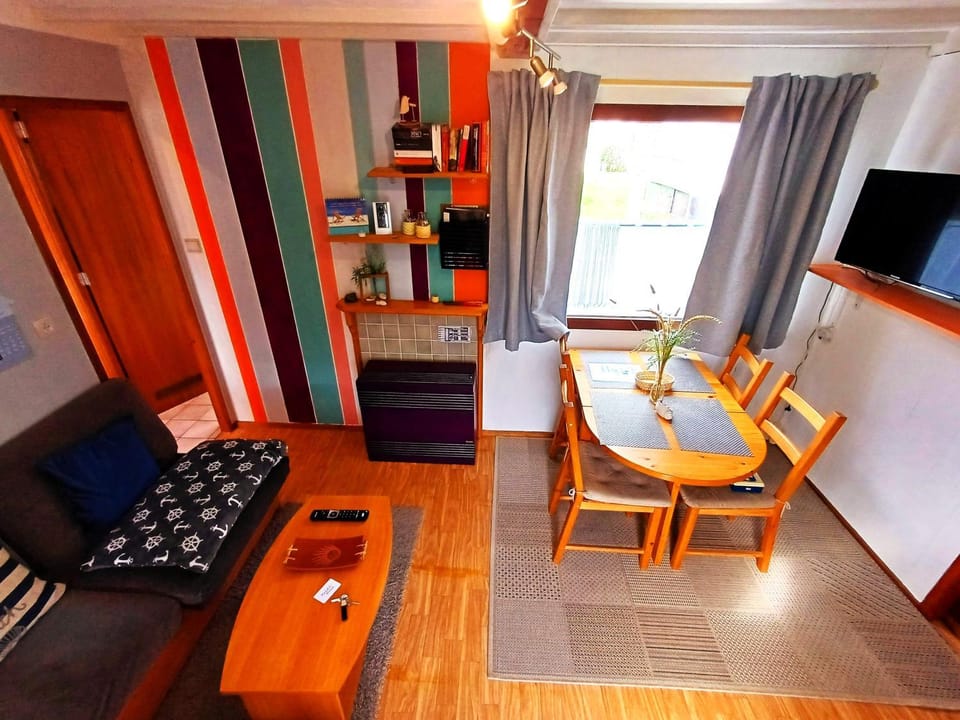 Communal lounge/ TV room, TV and multimedia, Living room, Photo of the whole room, Seating area, Dining area, hair dresser