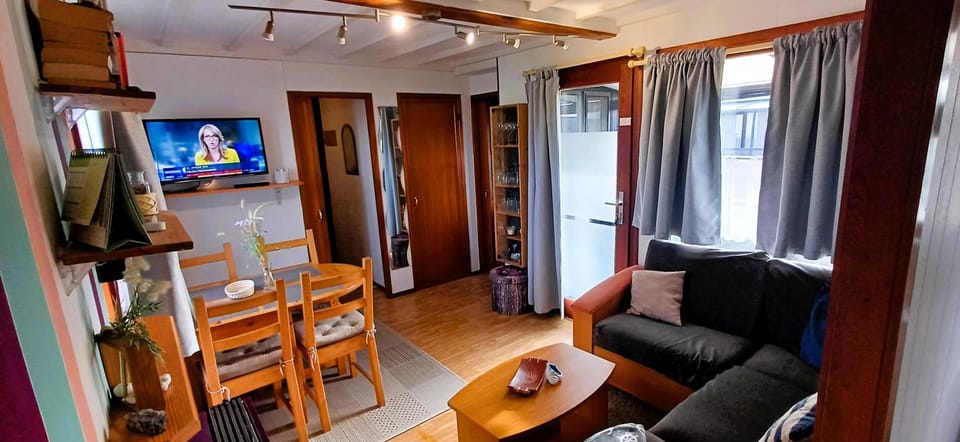 Communal lounge/ TV room, TV and multimedia, Living room, Seating area, Dining area
