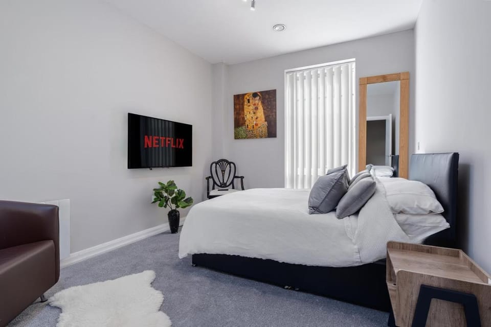 Bed, TV and multimedia, Living room, Photo of the whole room, Bedroom