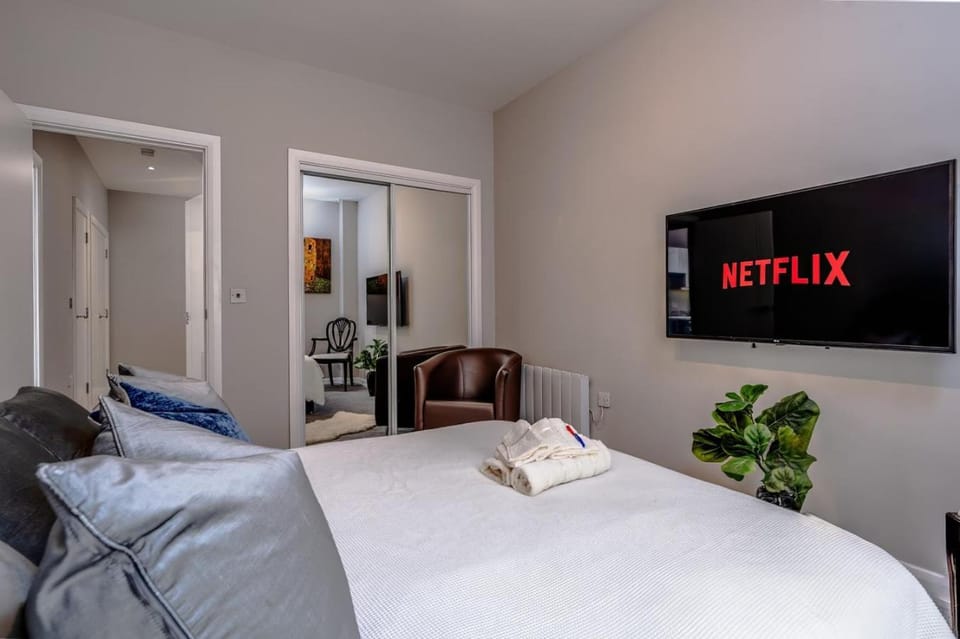 Bed, TV and multimedia, Photo of the whole room, Bedroom, towels