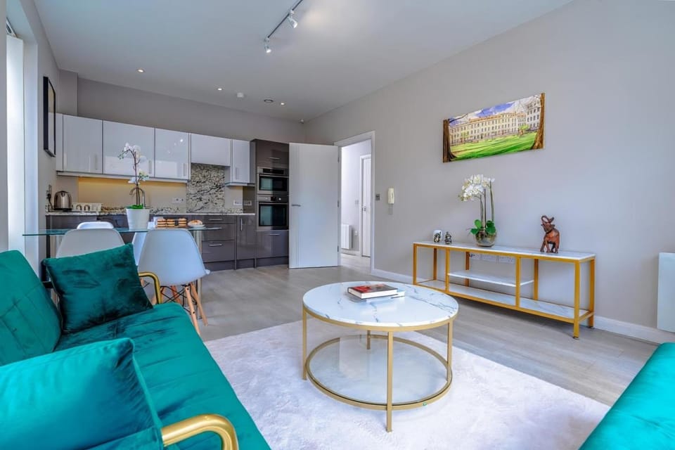 TV and multimedia, Kitchen or kitchenette, Living room, Seating area, Dining area, oven, stove